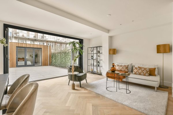 Quali sono i suggerimenti per arredare un piccolo balcone in modo estetico?